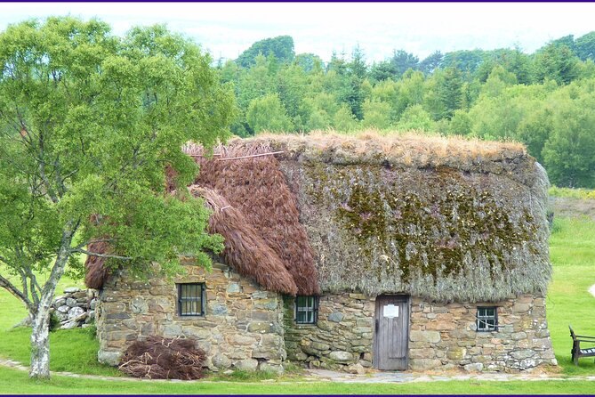 The thatched turf-and-stone cottage that stands on Culloden battlefield